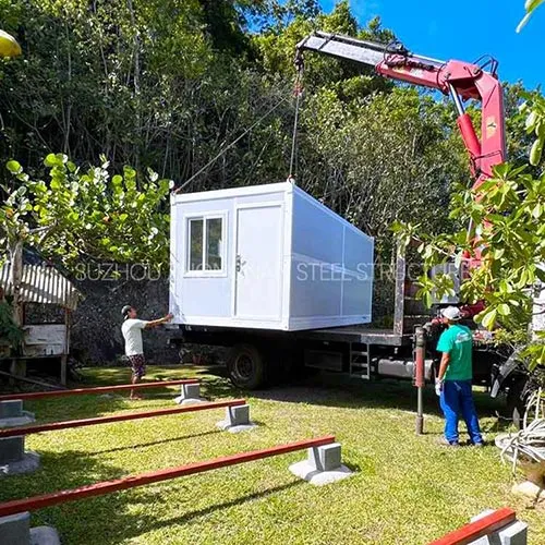 在北爱尔兰花园中用作休息室的折叠箱房